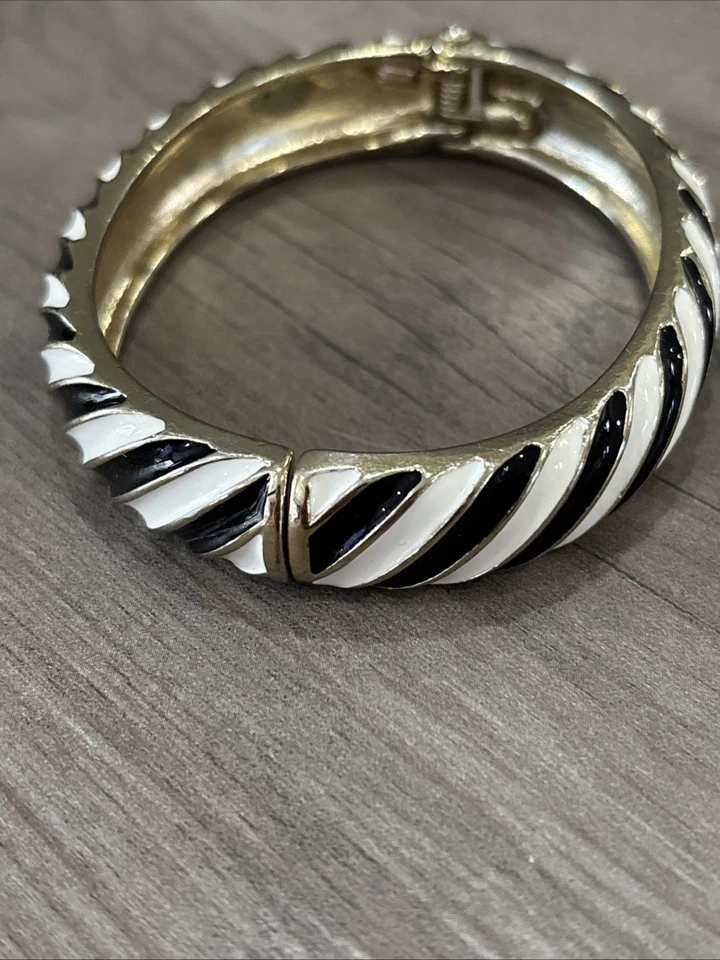 Pulsera fornash Esmalte Blanco y Negro Bisagras Tono Dorado Foto 2 de 4
