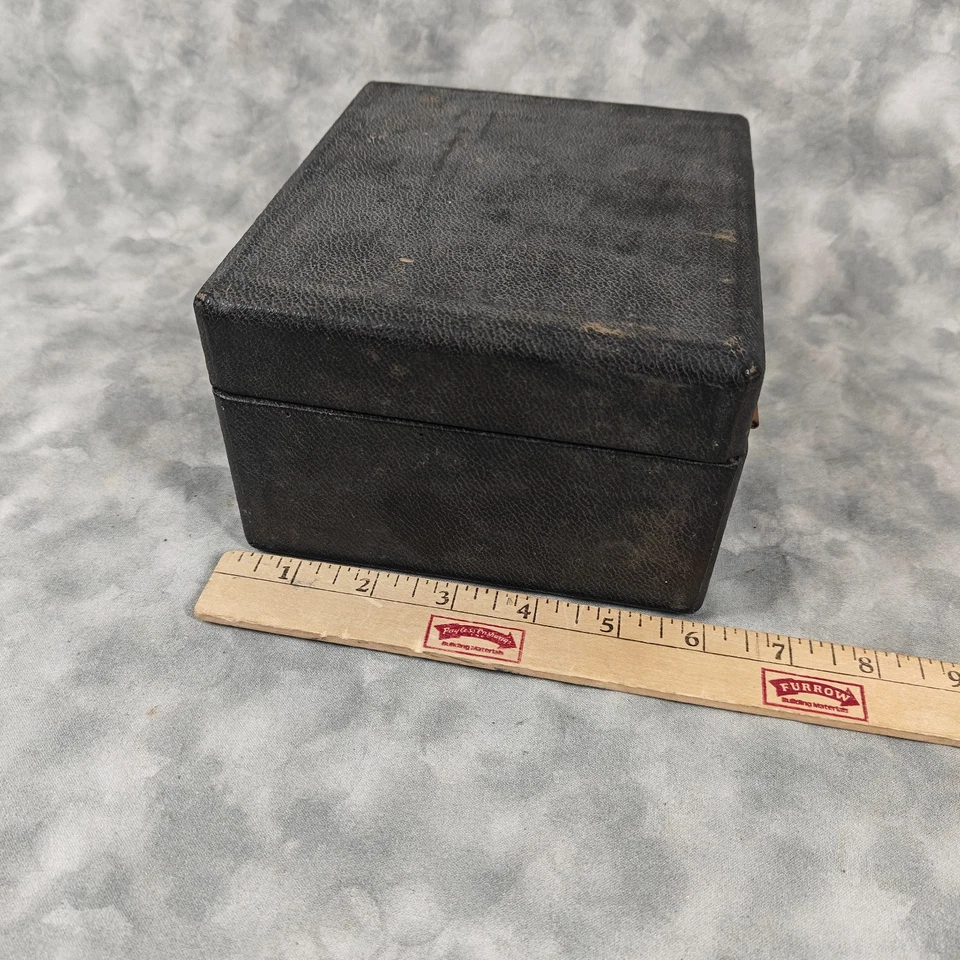 Vintage Black Leatherette Wood Trinket/Keepsake Box 4.75x4.25x3.25 Rusty Clasp - Image 4 of 4
