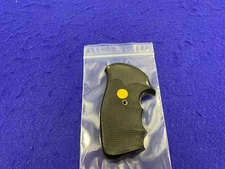 Pachmayr Presentation Grips for Colt V-Frame Revolvers w/ Gold Medallions