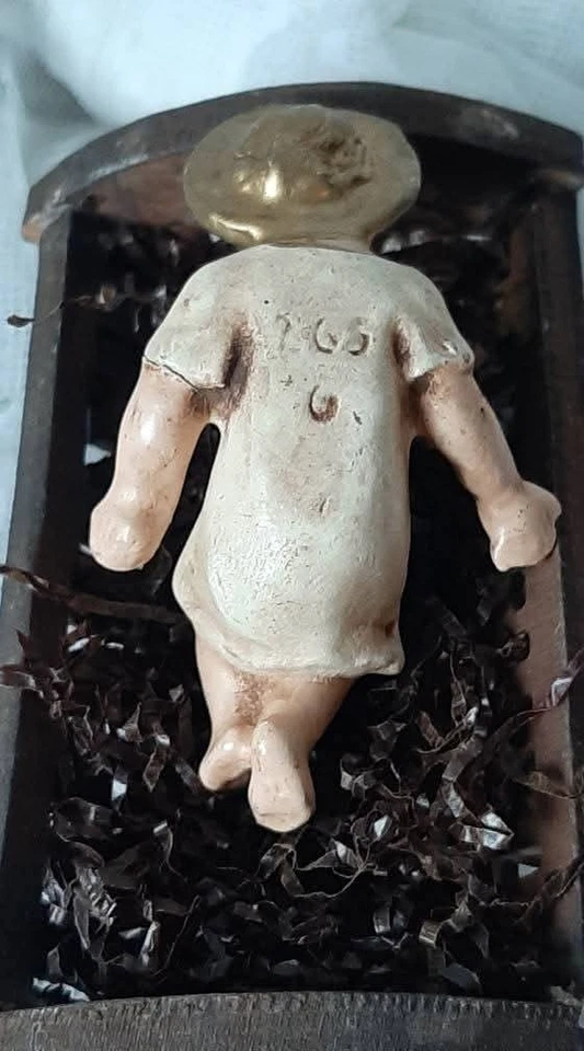 💝 antikes Jesuskind .. Christkind , gemarkt .. in Holzkrippe - Bild 2 von 4