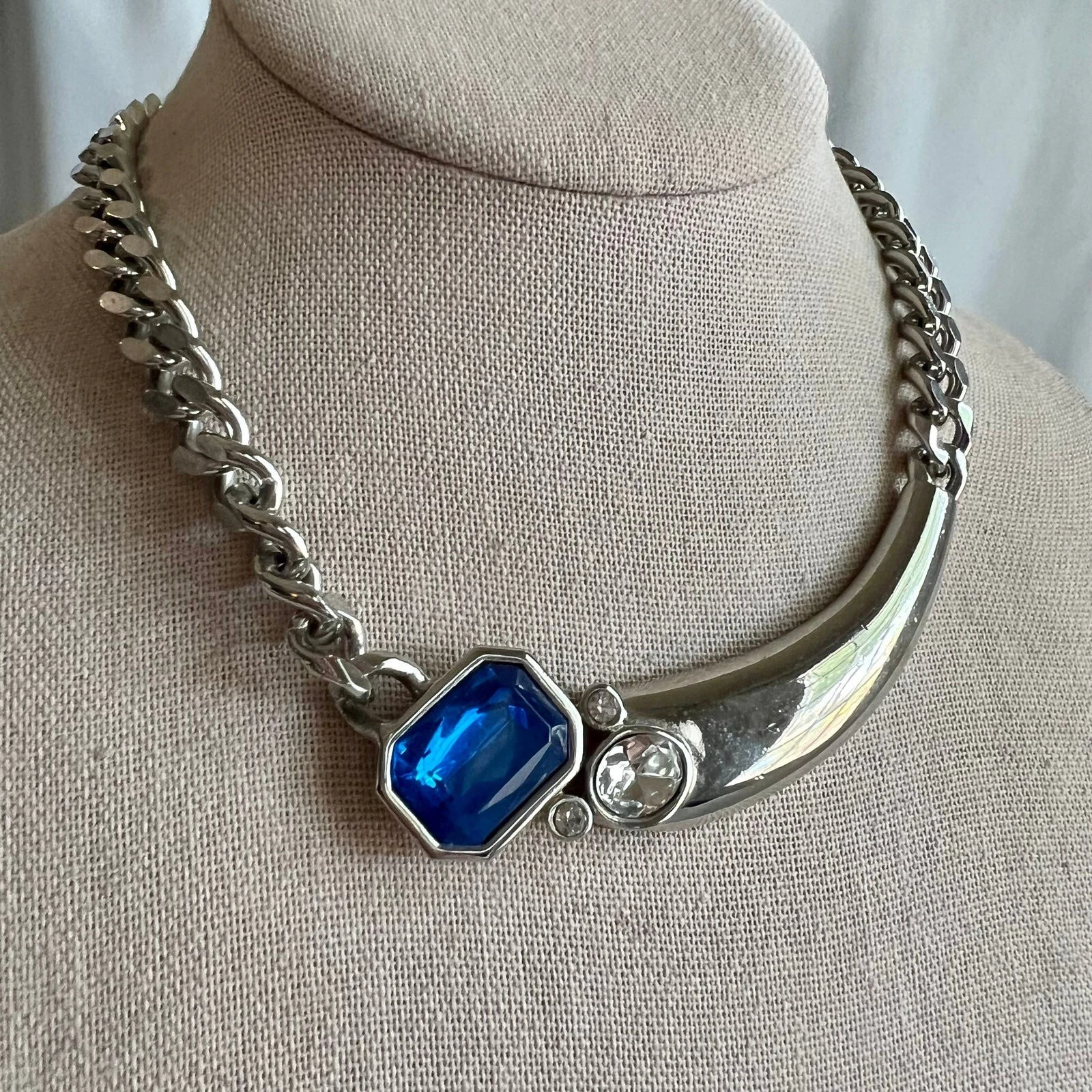 VETEMENTS Collana Park Lane grossa firmata catena strass blu dichiarazione tono argento