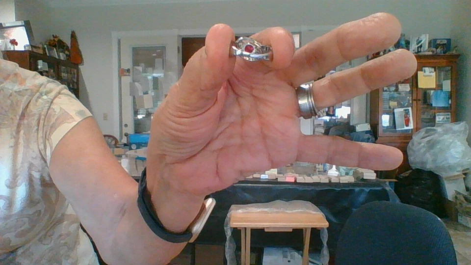 Anillo de aleación doble corazón rubí y circonita cúbica relleno de oro blanco Foto 3 de 4