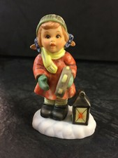 Hummelfigur Berta Hummel BH 201/P Holiday Tambourine Mädchen Goebel Figur Winter