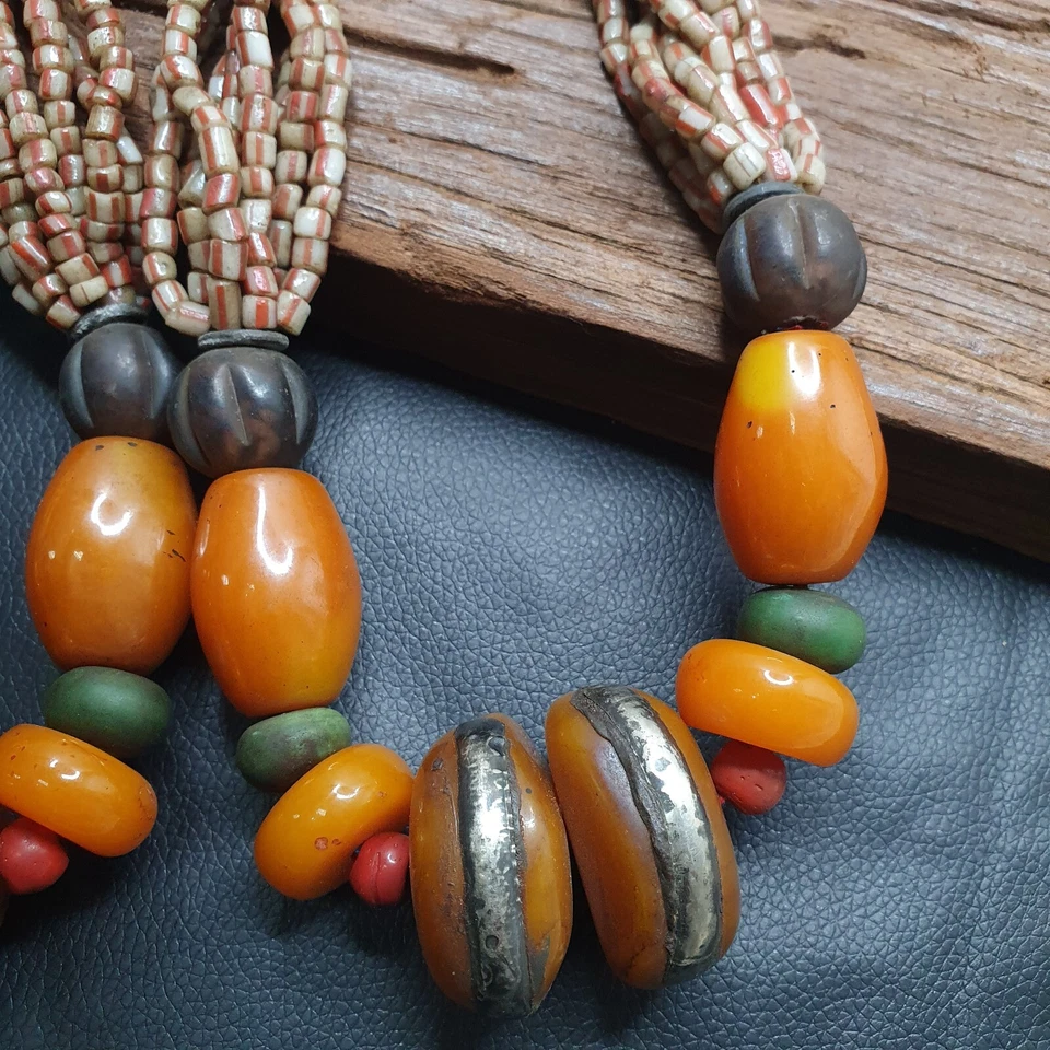 Collar vintage único hecho a mano de resina ámbar y cuentas de vidrio 271 g Foto 3 de 4