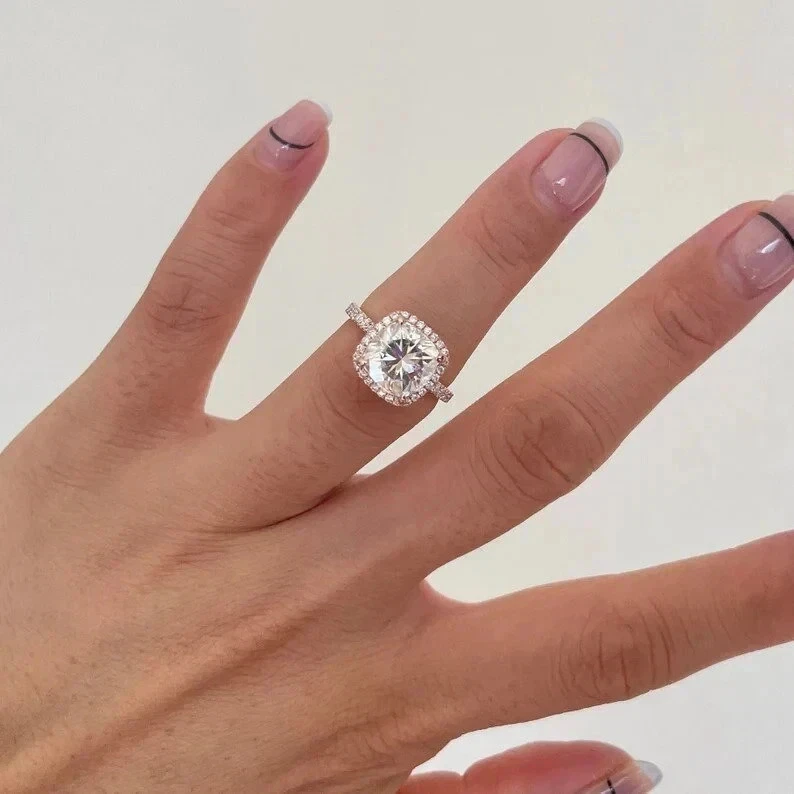 Обручальное кольцо с белым муассанитом огранки подушка 2 карата женское покрытие розовым золотом 14 карат - Изображение 4 из 4