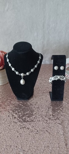  Elegant jewelry set for formal occasion
