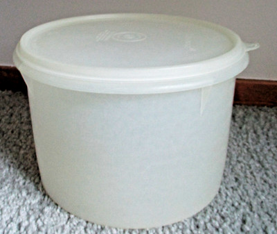 Vintage Tupperware Classic Round Storage Canister #266/ 14 Cups