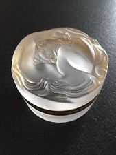 Boîte ronde en verre pressé moulé signé Lalique