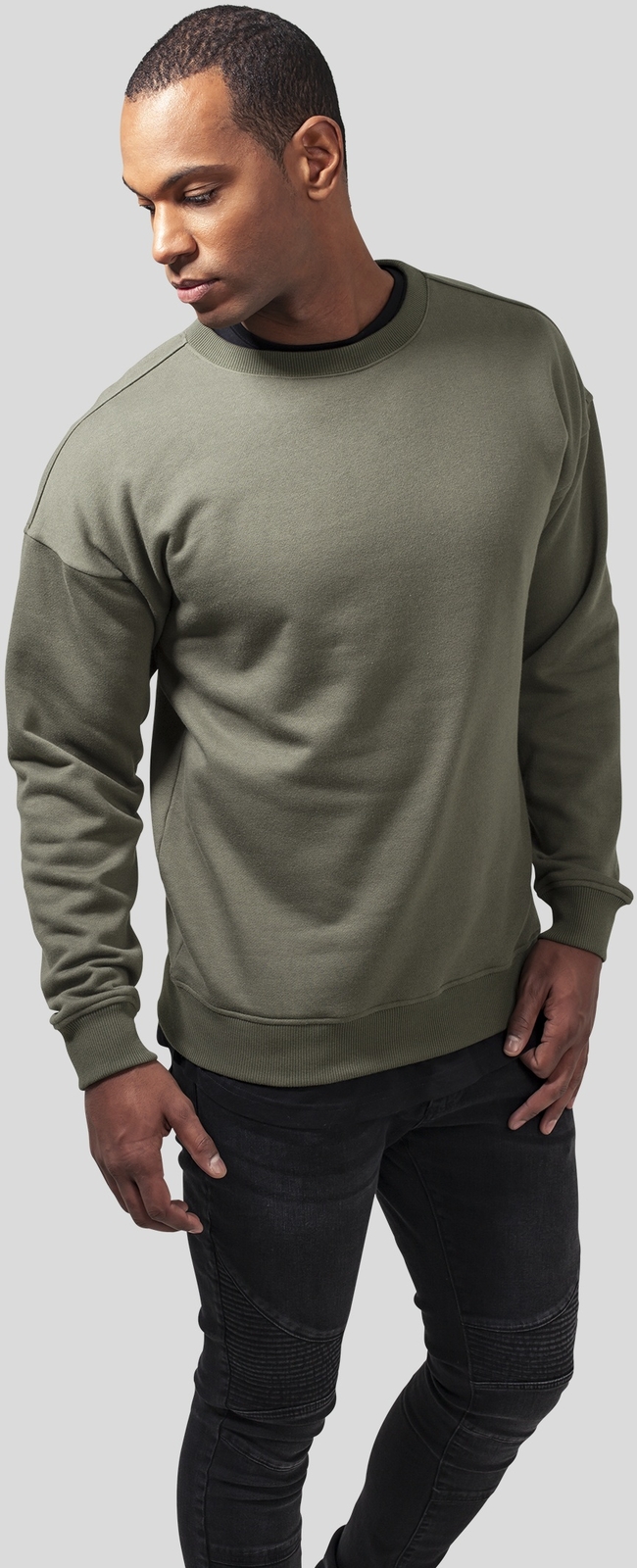 Пуловер с круглым вырезом в стиле урбанистической классики оливкового цвета