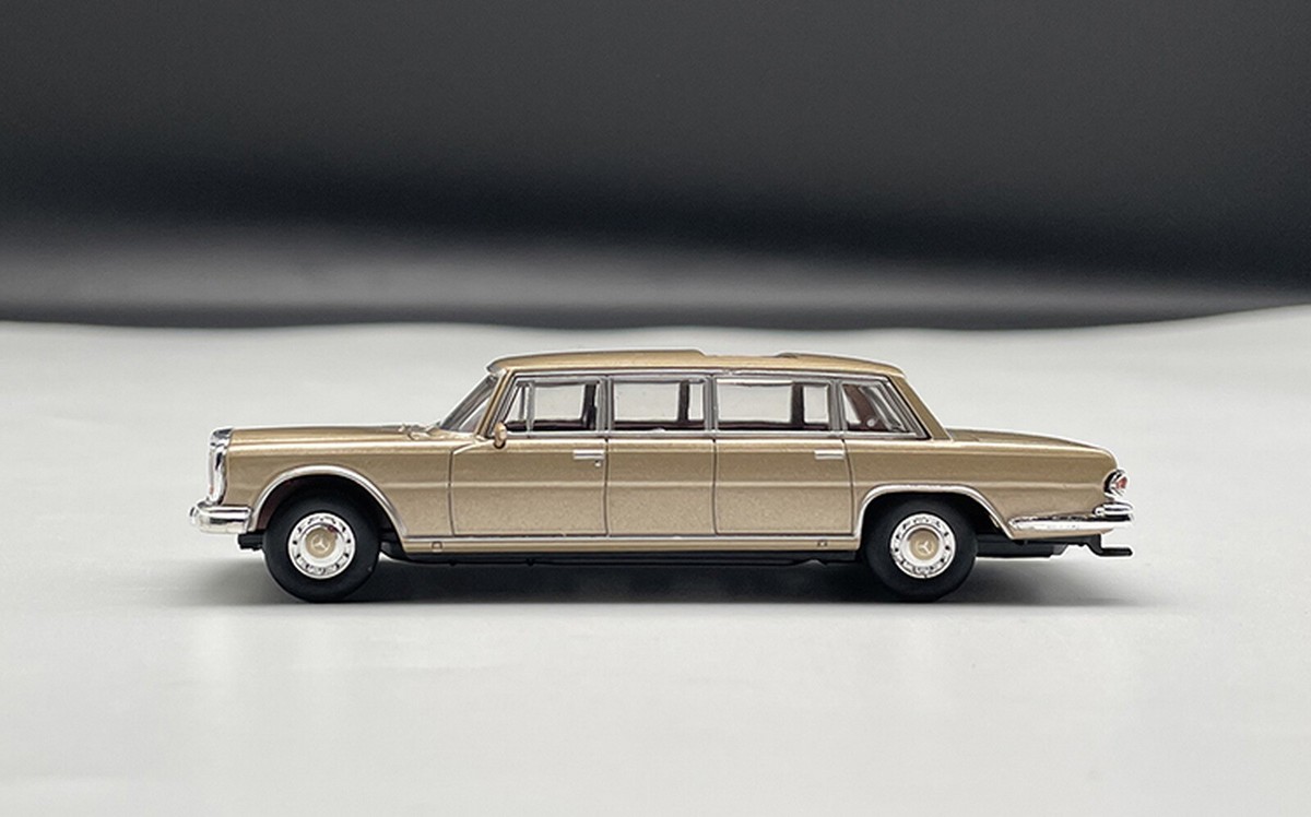 プルマン600 DCT 1/64 Scale Mercedes-Benz 600 PULLMAN LWB Gold Diecast