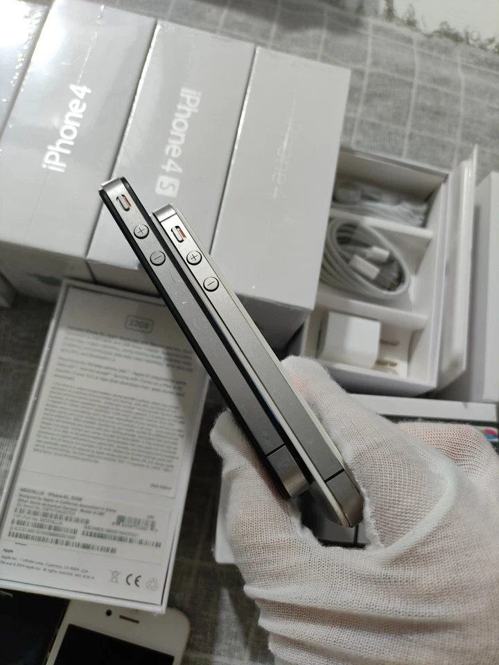 iPhone 4 4s 8/16/32/64GB Black/White Unlocked Tested Fully working phone + BOX - Image 2 of 4