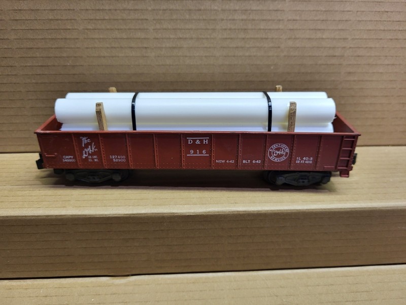 Vintage American Flyer D&H 916 Gondola with Custom Pipe Load