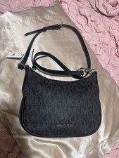 Michael Kors Kelsey Small Black Logo Zip Cros...