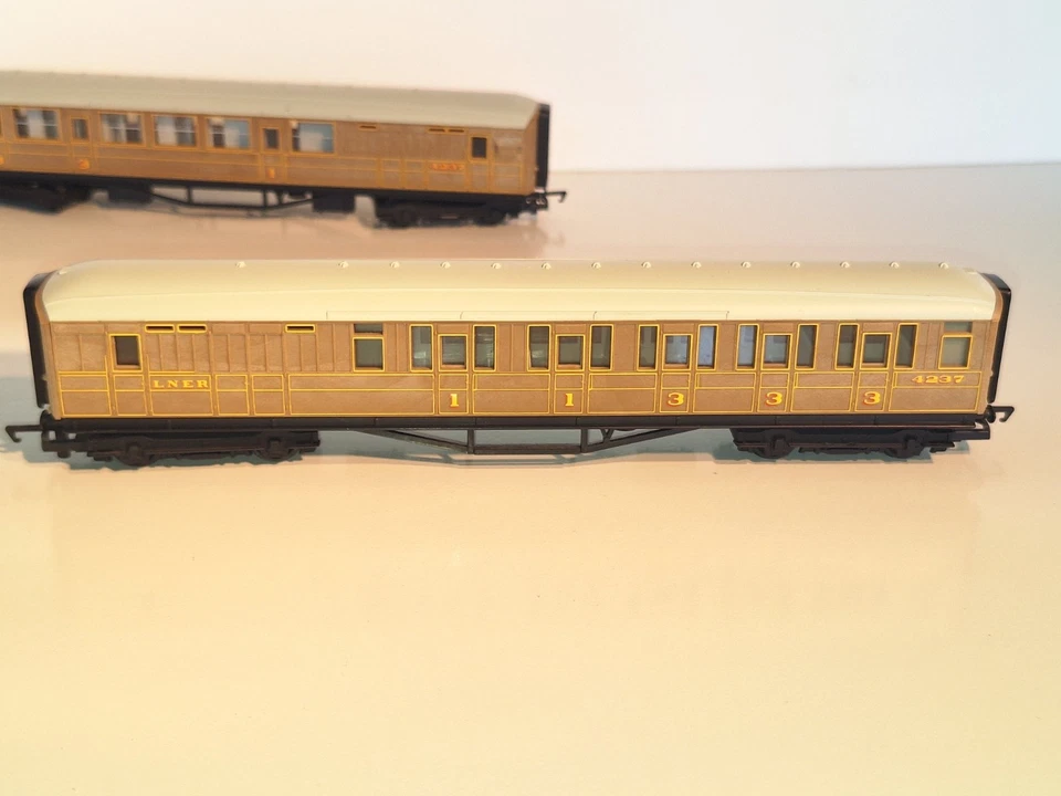 Hornby R478, LNER Teak Brake Composite Carriages. Excell cond. OO Scale. No Box - Image 4 of 4