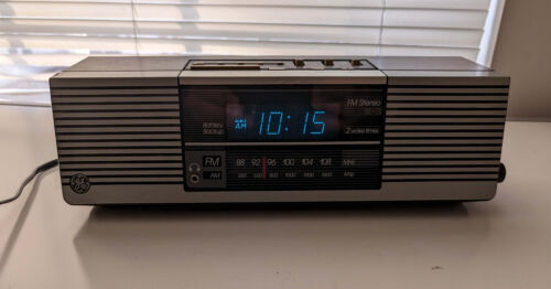 VINTAGE GE General Electric Alarm Clock Radio 7-4945A AM/FM Stereo PB7-4945A GRT - Picture 1 of 7