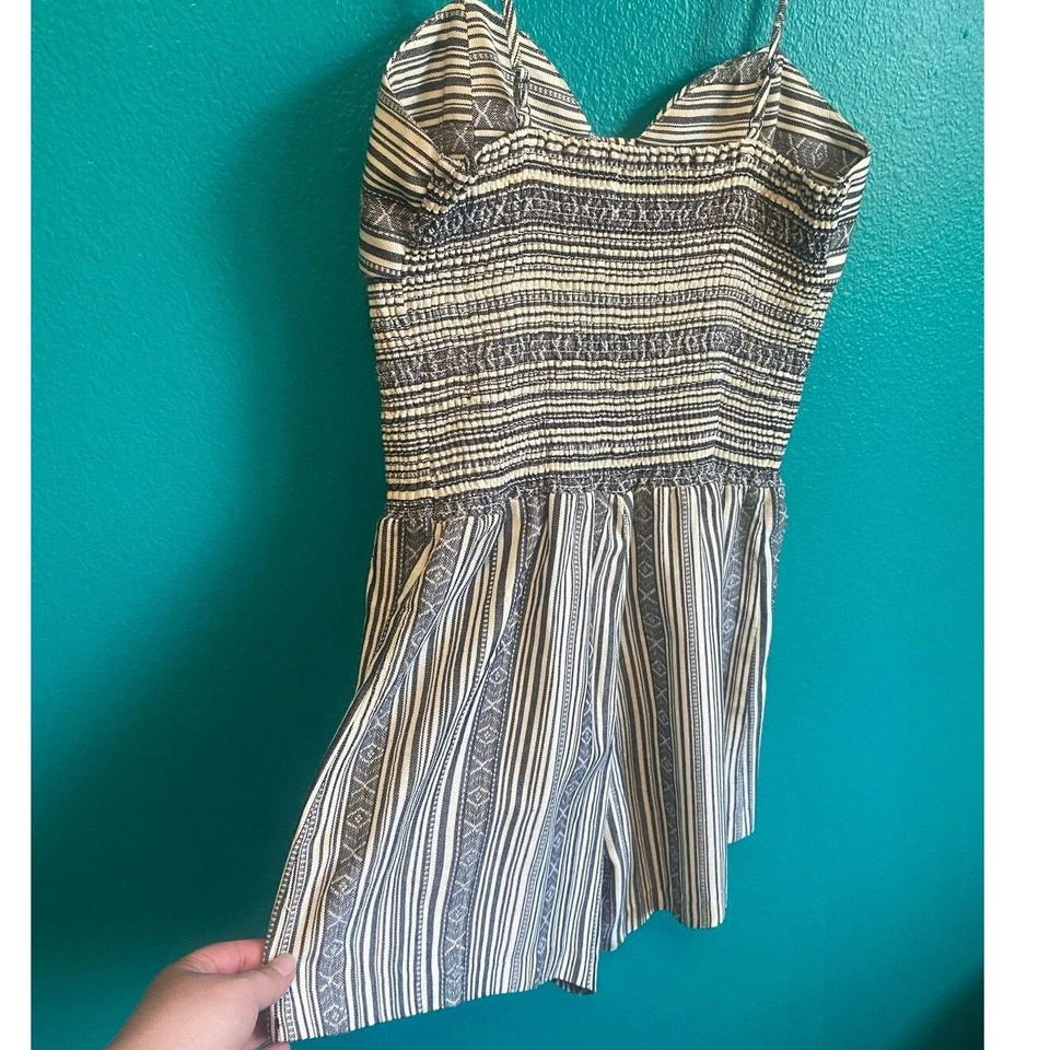 Dolce Vita Black and Cream Striped Short Romper Women's Medium - Image 4 of 4