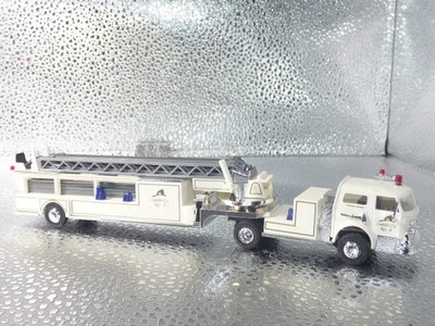 Praline 1:87 American LaFrance Feuerwehr Leiterwagen weiss