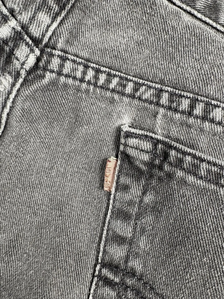 Pantalones de mezclilla Levis 545 para hombre 42x32 negros sueltos lengüeta marrón de colección Foto 3 de 4