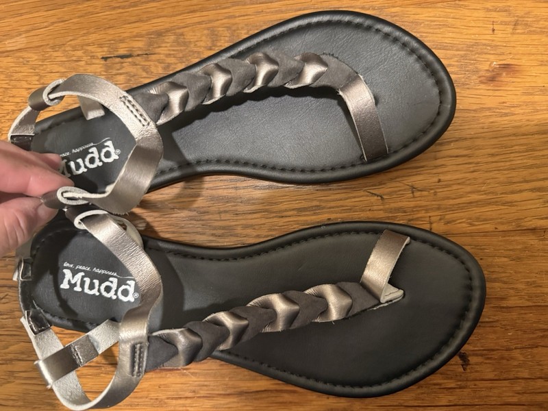 MUDD women’s flat sandals size 7.5 black/silver metallic 