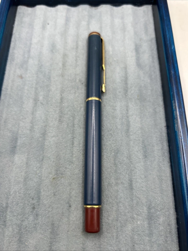 Vintage Parker 88 Rialto Matte Navy & Burgundy GT Fountain Pen. Medium Nib - Image 2 of 4