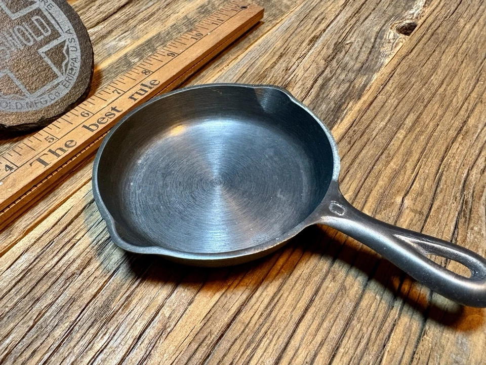 Sartén Griswold de hierro fundido #0 con logotipo de bloque grande con anillo térmico MARCAS DE MOLINO DE FÁBRICA Foto 3 de 4