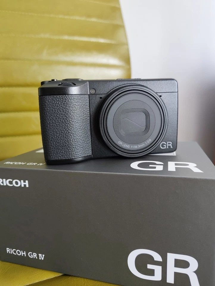Ricoh GR IV - gerade erschienene Kompaktkamera, neu verpackt