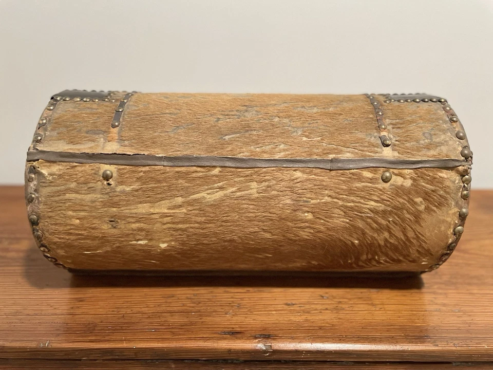 Baú antigo coberto de couro c.1700s - Imagem 4 de 4