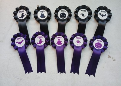 10 x Halloween Siegerrosetten. 5x lila 5x schwarze Hexe, Fledermaus, Kürbis, Geist 