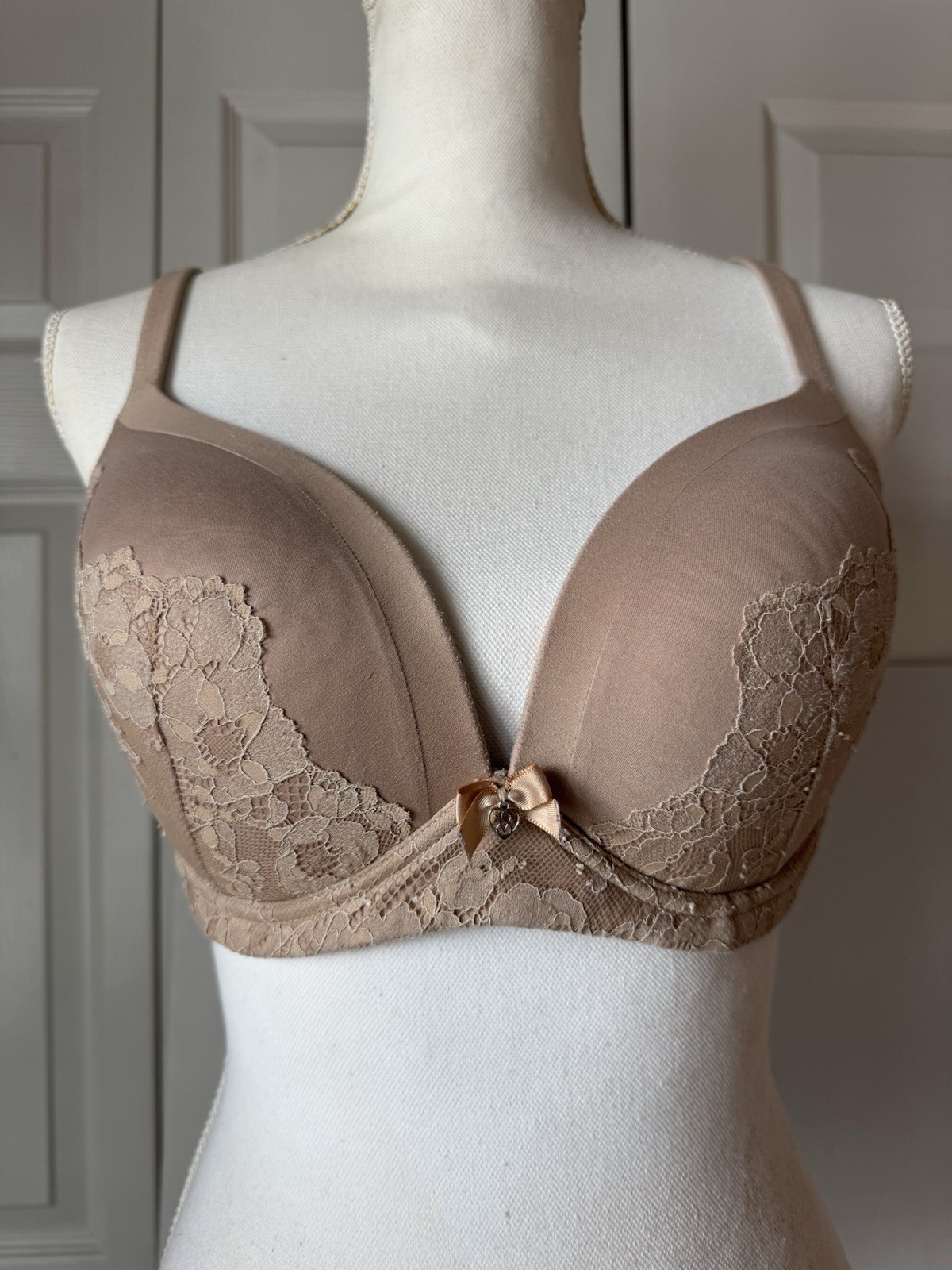 Victoria's Secret Body By Victoria 38C No Wire Bra Beige Nude Light Padding