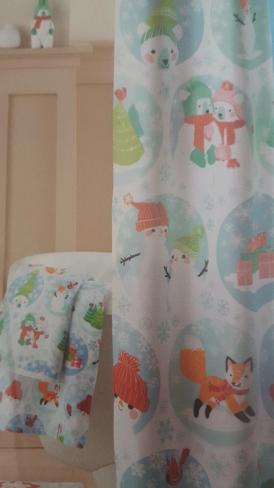 Plaza de San Nicolás "¡Oh, qué diversión!" Cortina de ducha de tela 70 pulgadas x 70 pulgadas Foto 2 de 2