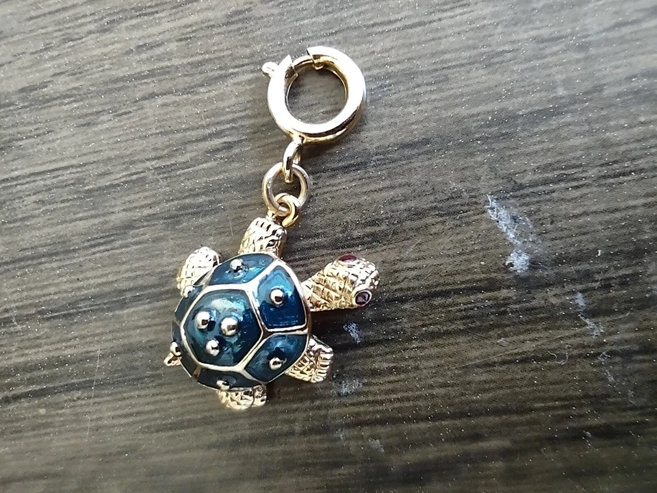 Muy Raro KJL Kenneth Jay Lane Firmado Azul Y Dorado Articulado TORTUGA Dije Foto 3 de 4