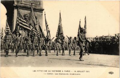 CPA PARIS Les fetes de la Victoire. Le Defile. Amerikanische Entendards (562798)