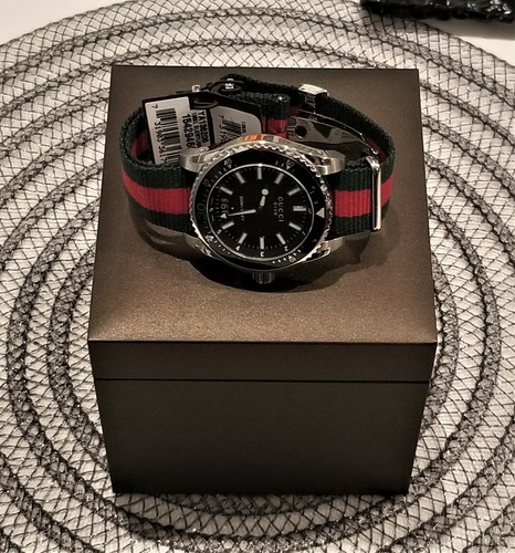 Gucci Dive YA136206 Men's Watch - Red 