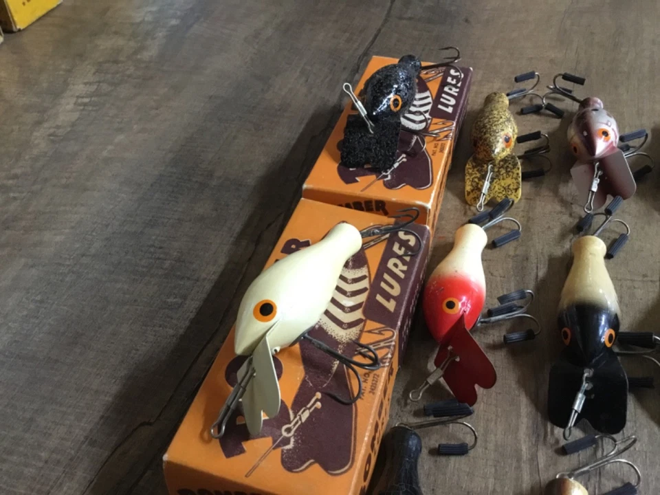 vintage bomber bomberets fishing lures. 800 size two correct boxs - Image 4 of 4