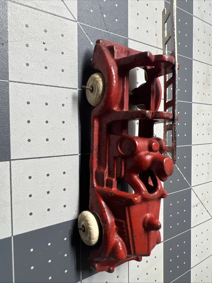 Camión de bomberos Hubley vintage de hierro fundido de 3 1/2" rojo de los años 30 Foto 3 de 4