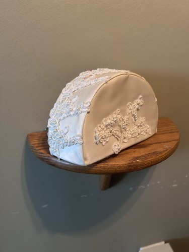 Vtg bridal pillbox hat or headpiece Ivory satin floral lace appliqués, pearls