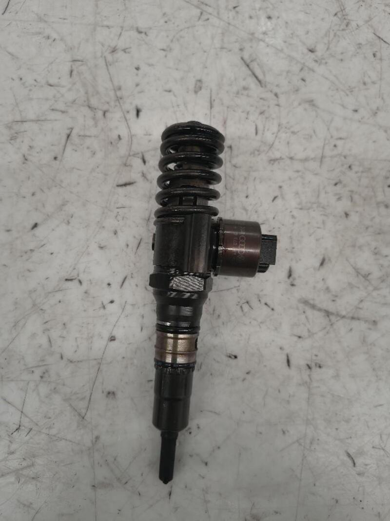 03G130073G iniettore AUDI A4 8E (10/04-02/08) 2.0 16V TDI BER. 2004 Usato