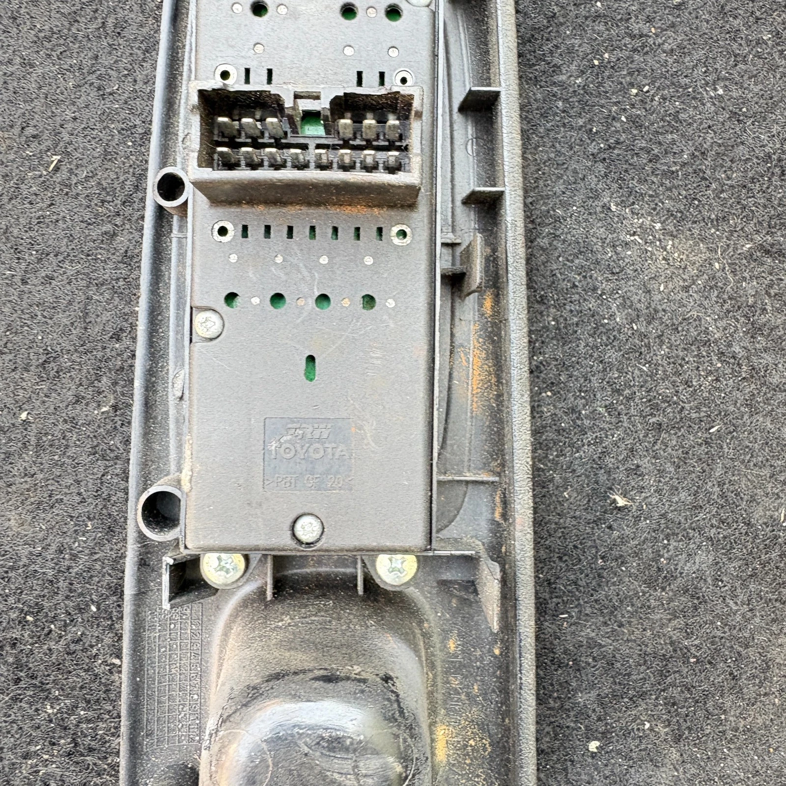 Toyota Avensis T22 multi-pin electrical connector close-up