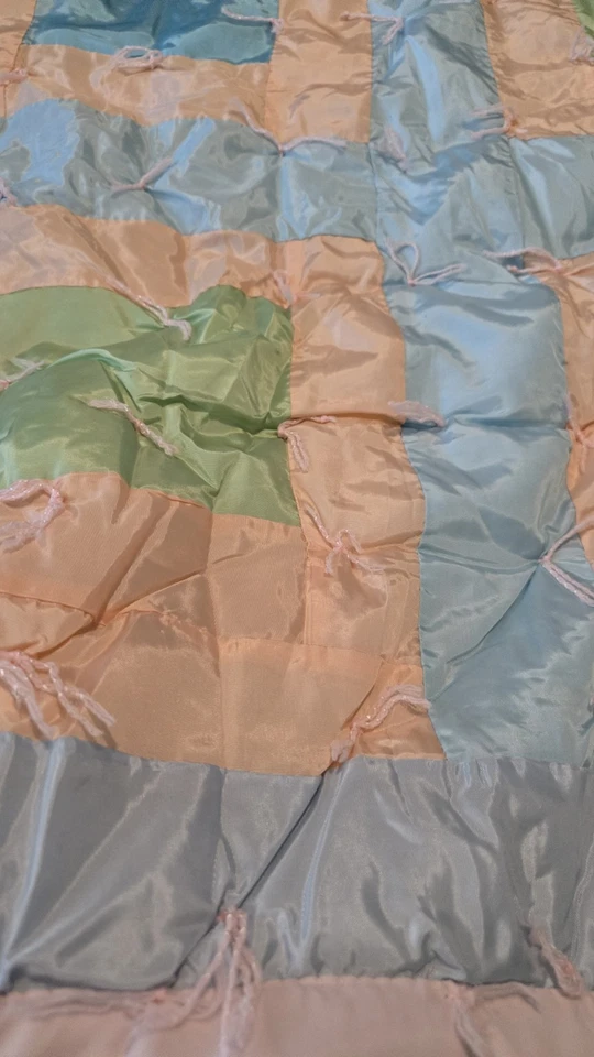 Edredón Vintage Hecho a Mano 72x89 Retro Nylon Material Sedoso Pastel Patchwork Manta Foto 2 de 4