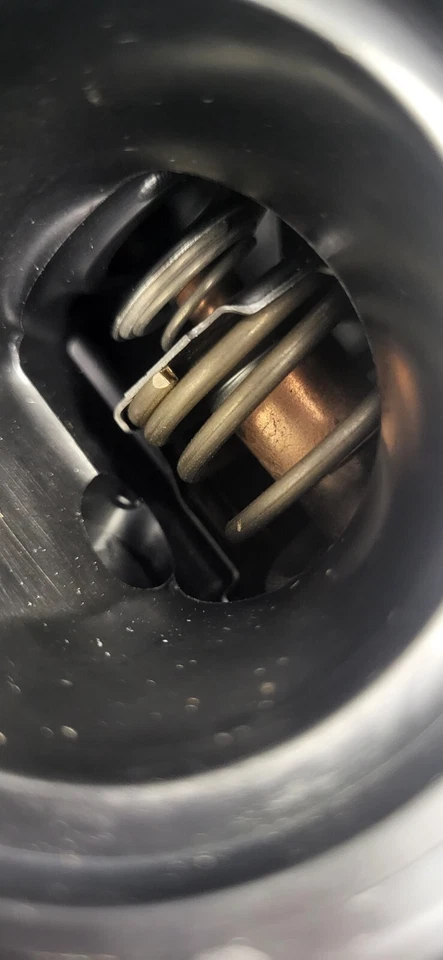 Carcasa termostato Volkswagen Passat 06k-122-111-p.  Foto 2 de 4