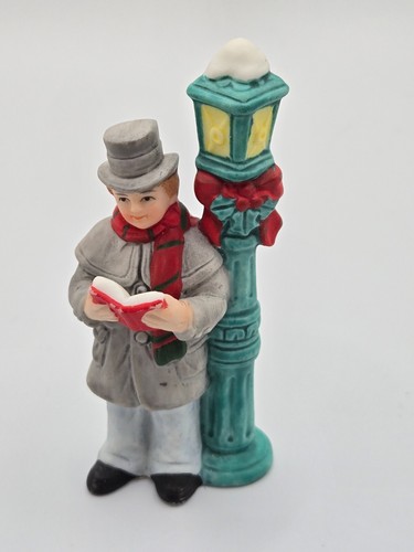 Vintage Lefton Colonial Village Figurine Man Dad Caroler Streetlight 06734 VTG