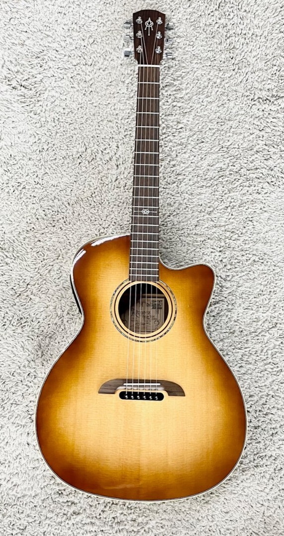 Alvarez Yairi GY70CESHB Grand Auditorium Acoustic Electric Guitar wCase B-Stock 263790₽