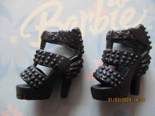 BARBIE DOLL / PAIR OF SHOES: BOOTS, PUMPS ....... (2402)