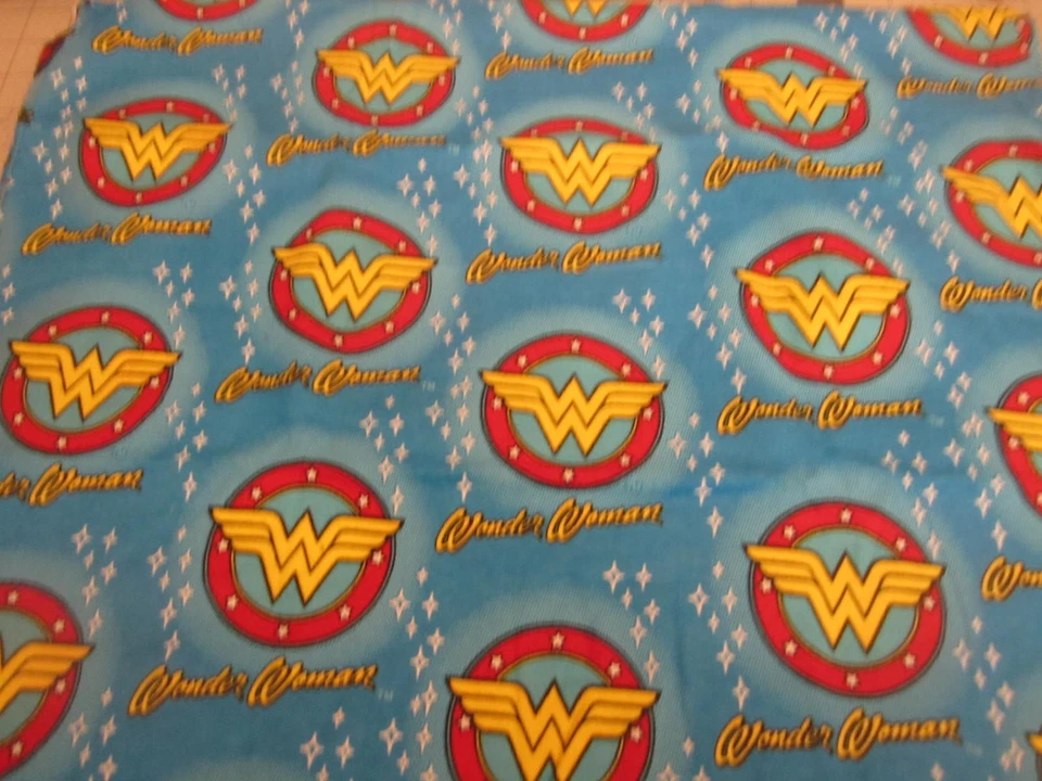 Tela de franela ligera DC Comics Wonder Woman de Camelot 1 yarda x 42 Foto 4 de 4