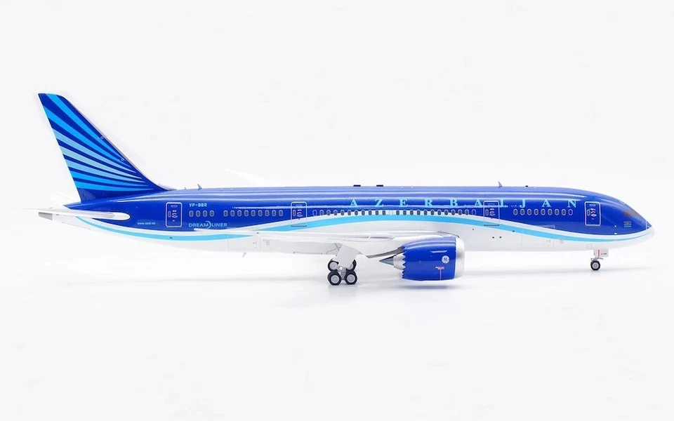 Azerbaijan Airlines / Boeing 787-8 / VP-BBR / IF788J20825 / 1:200 *ÚLTIMAS PIEZAS* Foto 4 de 4