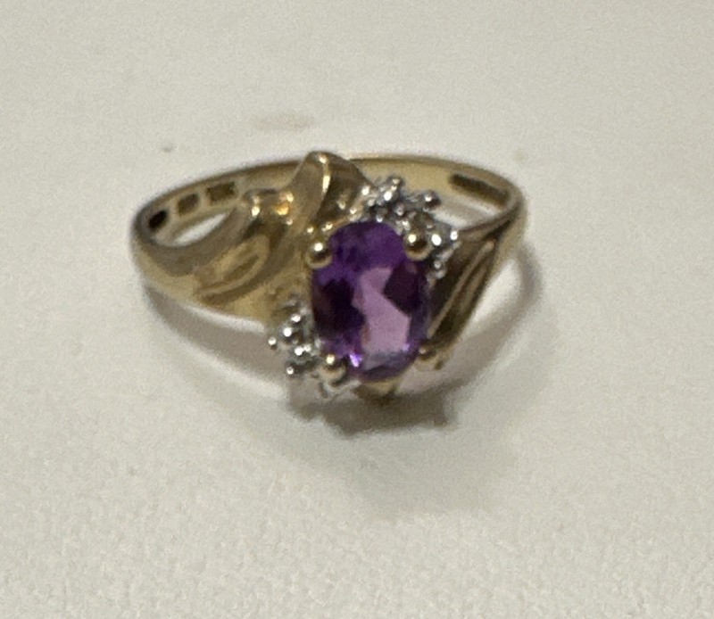 10k Yellow Gold Oval Purple Stone With Clear Accents Vintage Wavy Bypass Setting