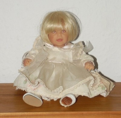 Lee Middleton American Beauty Miniature Doll - Cute 9'' Blonde Artist Studio