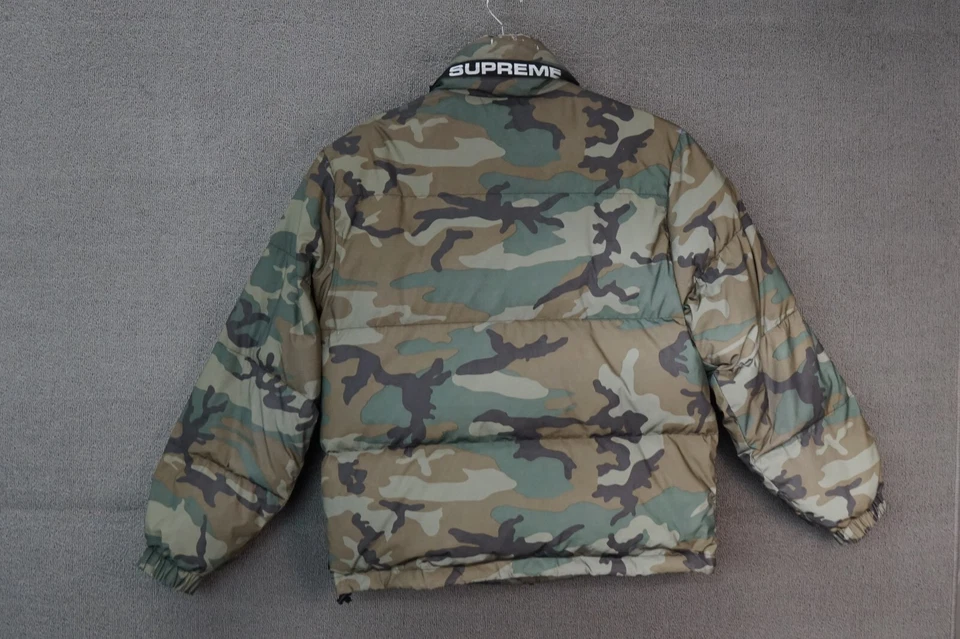Chaqueta acolchada Supreme Camouflage Duck Down para hombre talla pequeña Foto 4 de 4
