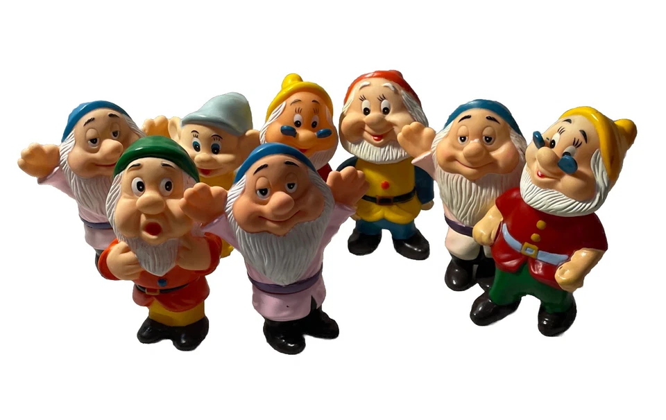 Винтажный лот товаров DISNEY БЕЛОСНЕЖНЫЙ И СЕМЬ ГНОМОВ резиновая игрушка гномы пластик - Изображение 2 из 4