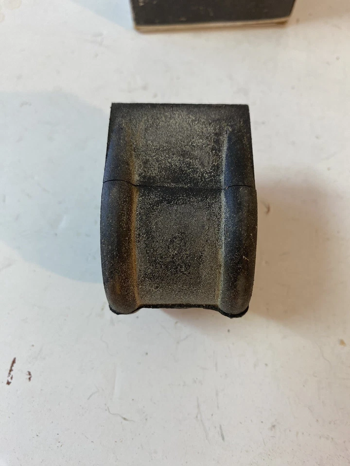 NOS Chevrolet K1500 K2500 Suburban Front Sway Bar Bushing GM 482331 - Image 2 of 4